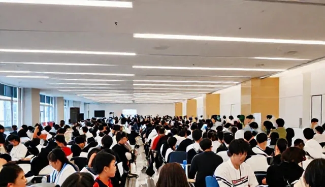 用户洞察在新媒体运营中如何影响内容选择？